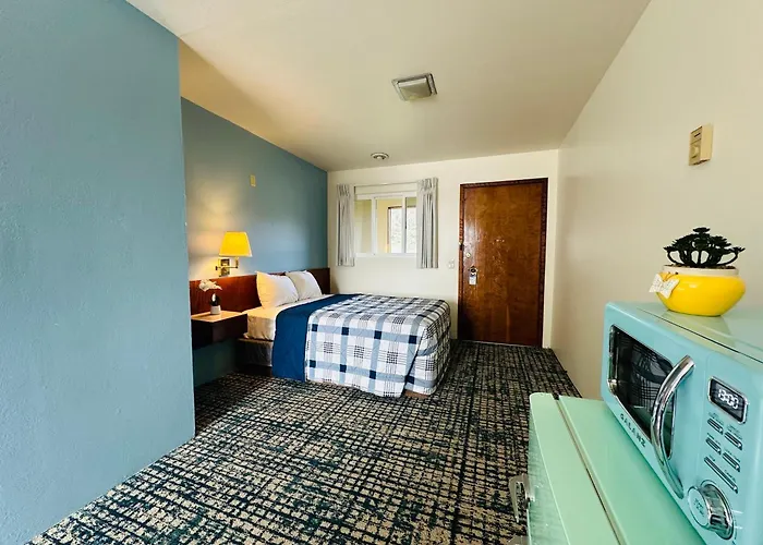 Curly Redwood Lodge