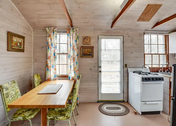 Cozy Vineyard Haven Cottage < 1 Mi To Beach!