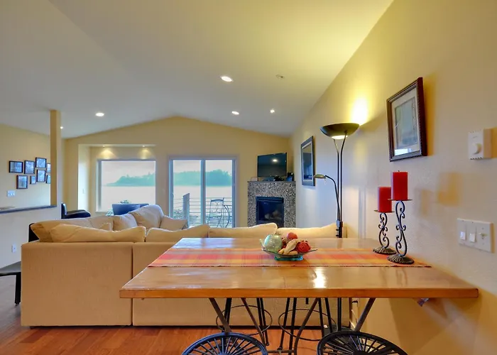 Waterfront Oregon Abode W/ Balcony & Ocean Views!