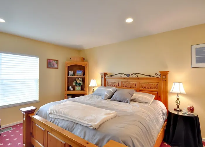 Waterfront Oregon Abode W/ Balcony & Ocean Views!