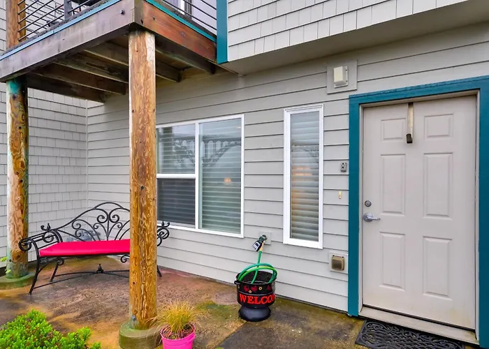 Waterfront Oregon Abode W/ Balcony & Ocean Views!