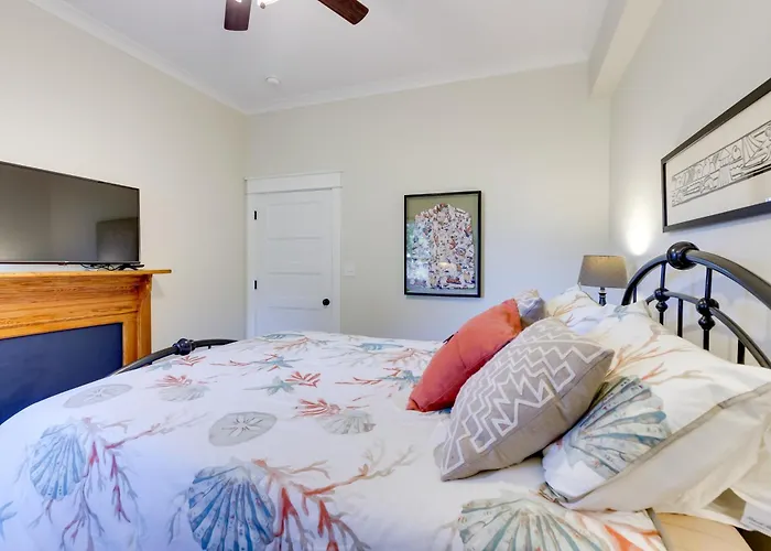 Harbor Oaks Haven: Walk To Front Beach & Downtown!