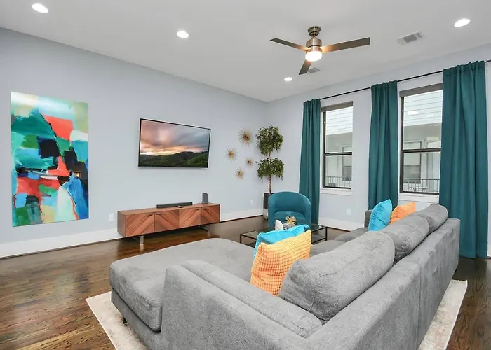 Skyline Views - Sleeps 10 Home Near Downtown