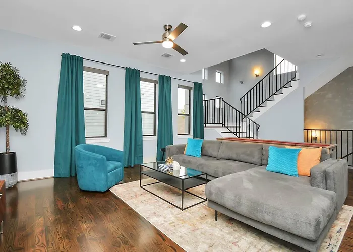 Skyline Views - Sleeps 10 Home Near Downtown