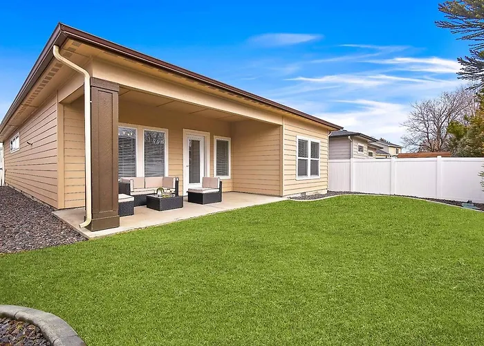 Top Rated - Spotless - Quiet - Prime Location By The Village