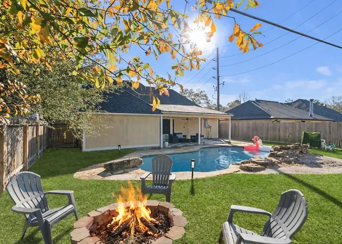Pool Villa- Near Airport & Downtown, Fire Pit, Foosball
