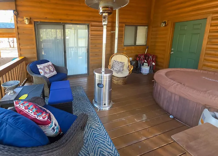Near Hiking Trails: Wooded Cabin In Lakeside!