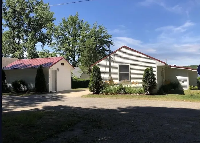 The Wellington Lake Cottage