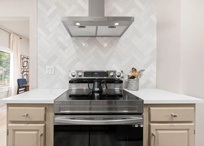 Downtown Lodi L Renovated L 5 Bedrooms L Sleeps 10