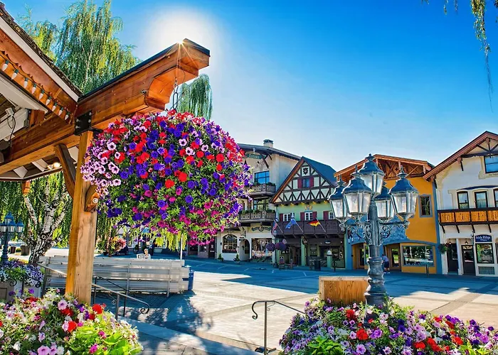 Riverfront Chalet Near Skiing, Lakes, Mtns & Leavenworth