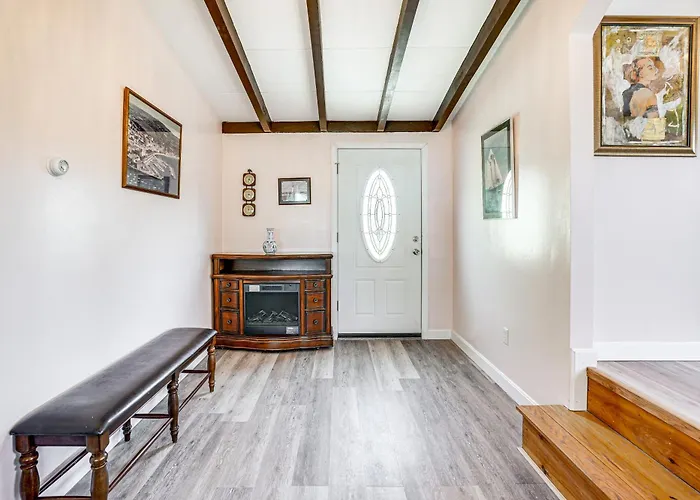 Massachusetts Abode W/ Deck & Grill: Near Beaches!