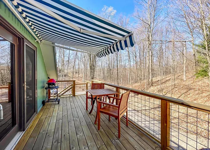 Half-Mile To Crystal Lake! Couples Retreat W/ Deck