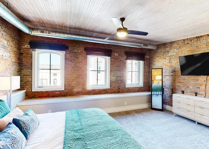 'Downtown Delight' W/ Patio! 1 Mi To Ball State