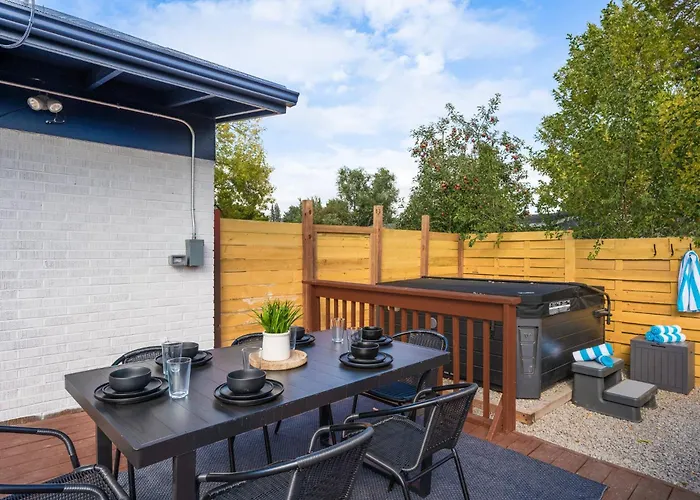 Mini Golf • Fire Pit • Hot Tub | Game House For 14