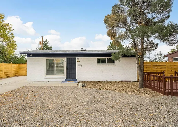Mini Golf • Fire Pit • Hot Tub | Game House For 14