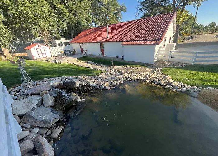 Red Roof Cottage 2 •Hot Tub• Fire Pit• Cold Plunge