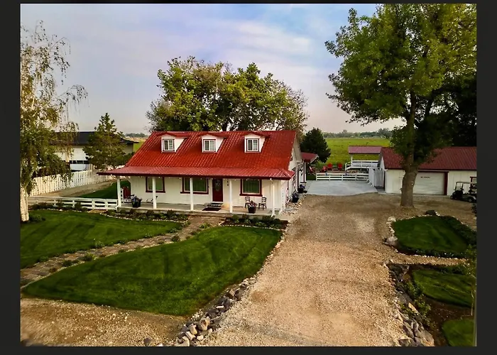 Red Roof Cottage 2 •Hot Tub• Fire Pit• Cold Plunge