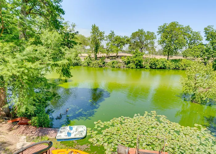 Home Gym, Office + Dock! Seguin Riverfront Retreat