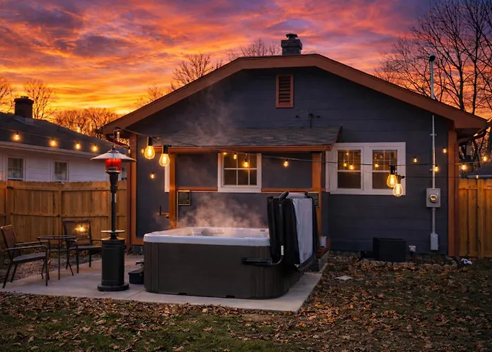 Broad Ripple 2 Kings, Arcade, Fireplace, Firepit, Hot Tub, Ev Chrger