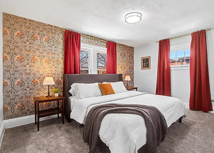 4 Bed 2 Bath Walk To Lakewood Restaurants And Shops