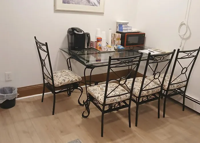 King-Bed Room With Private Bath -Free Wifi-- New London-Mystic