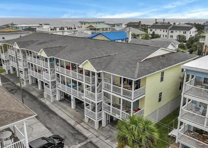Lovely Tybee Condo Short Walk To The Beach With Lots Of Amenities