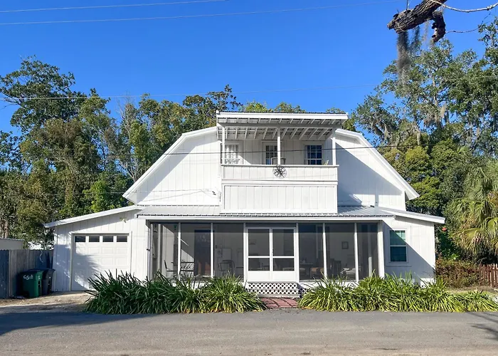 St. Marys Chic: Porch Living & Total Walkability!