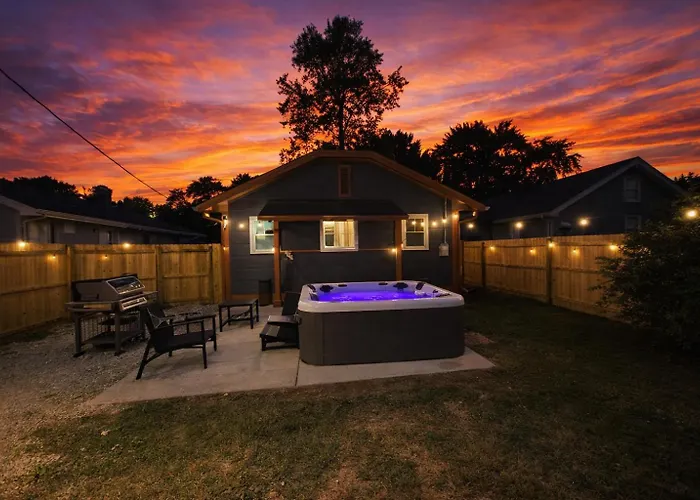 Broad Ripple Bungalow - Hot Tub, Fire Pit & Arcade - Sleeps 4