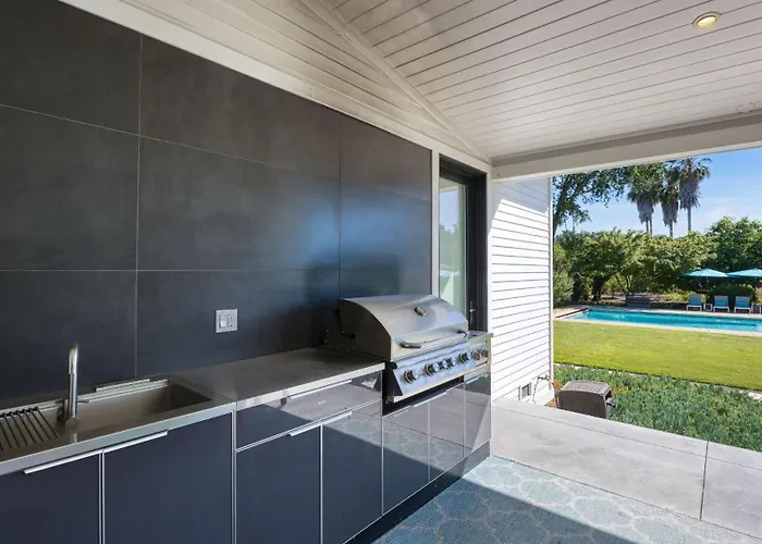 Sonoma Pool Retreat By Avantstay