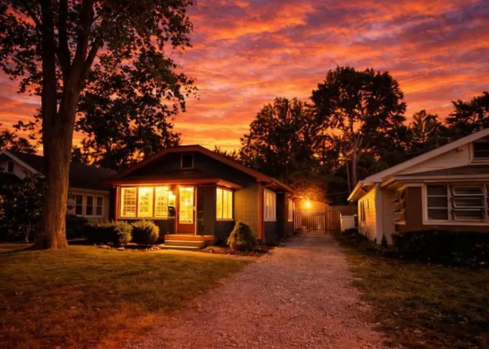 Broad Ripple Bungalow - Hot Tub, Fire Pit & Arcade - Sleeps 4