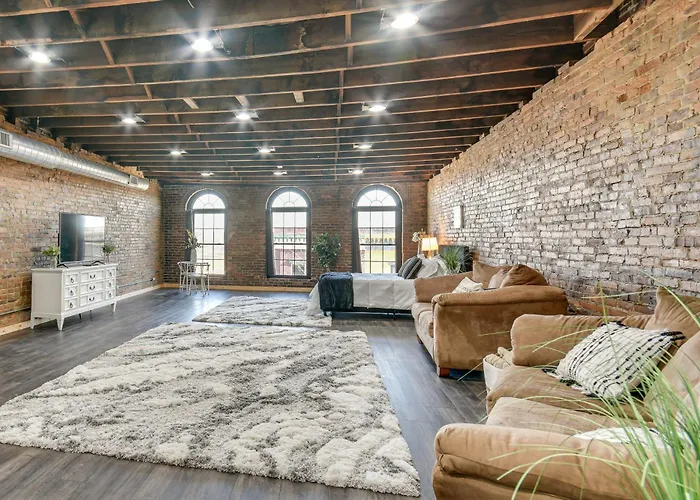 Jacuzzi Tub & Full Kitchen: Dowtown Hannibal Loft