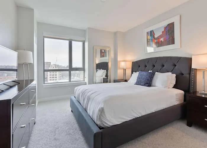 Luxury Apt Near Downtown