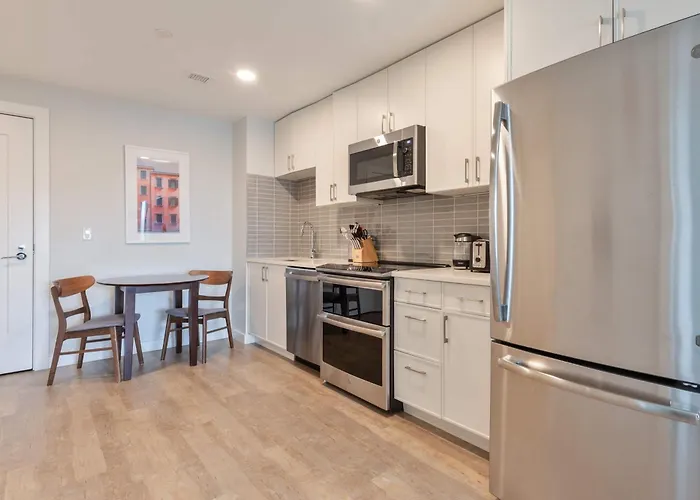 Luxury Apt Near Downtown
