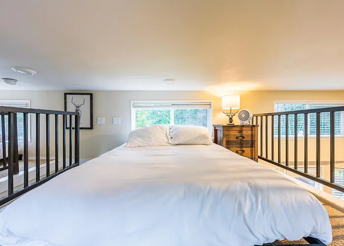 Elkcreek Inn Creekside Tiny Home