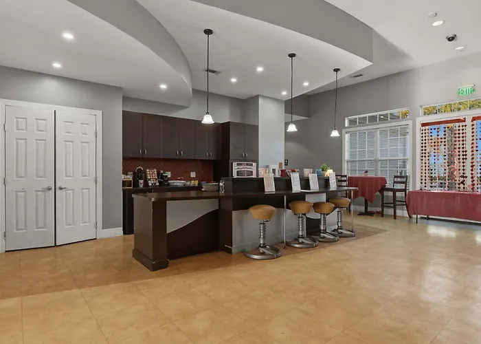 New Modern Stay Across From Unc-P With Pool & Gym