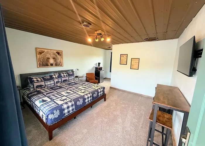 Peninsula Point Lodge
