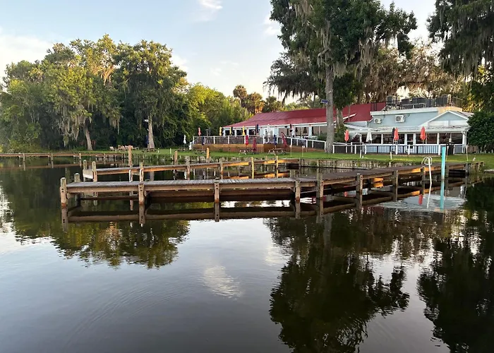 Porky'S Lodge, Bar & Grill