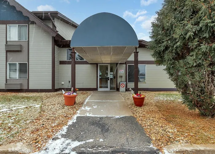 King Bed, Jacuzzi, Private Balcony By Gull Lake