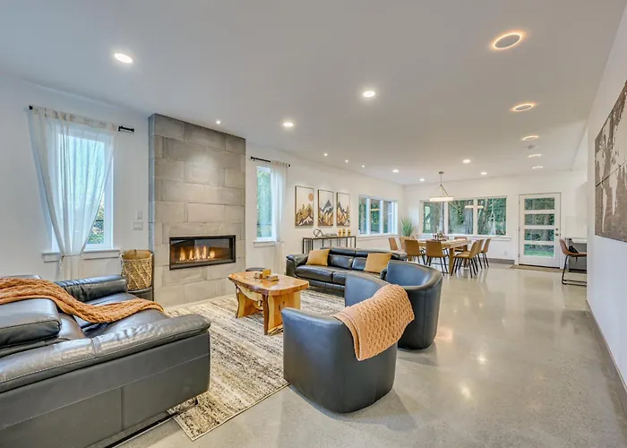 Stylish Everett Home W/ Green Belt!