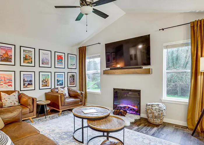 Entertainment Shed! Pet-Friendly Oregon Coast Home