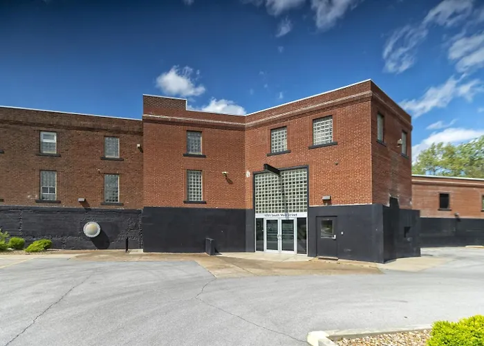 Urban-Chic King Suite Near Siu Carbondale