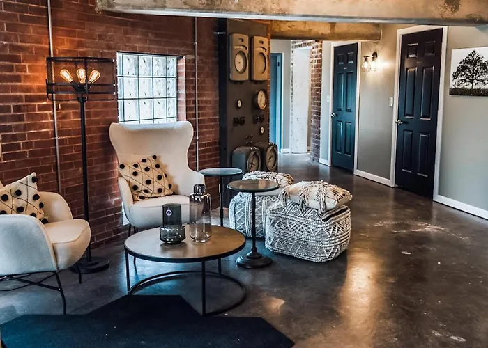 Urban-Chic King Suite Near Siu Carbondale