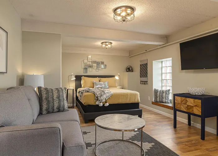 Third-Floor Suite, Siu Across Street