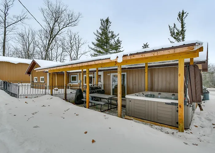 Home Theater & Hot Tub! Home Near Higgins Lake