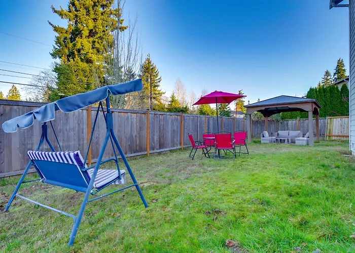Gateway To Seattle! Lynnwood Home W/ Gazebo & Yard