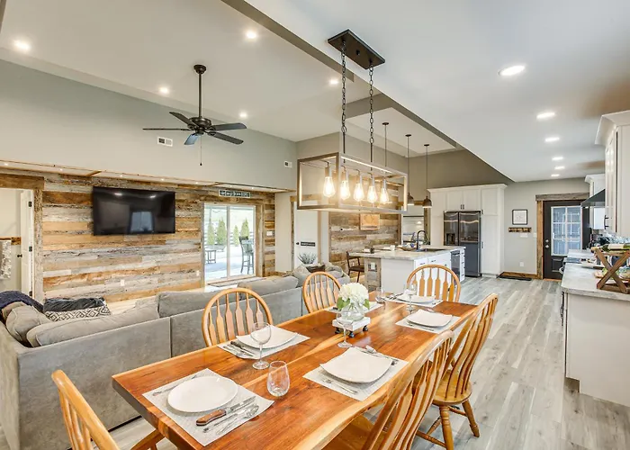 Spacious Patio & Yard! Family Home In Byrdstown