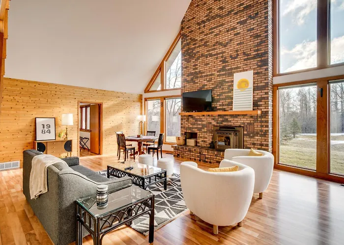 All-Season Lodge 40 Acres: Walk To Elkhart Lake!