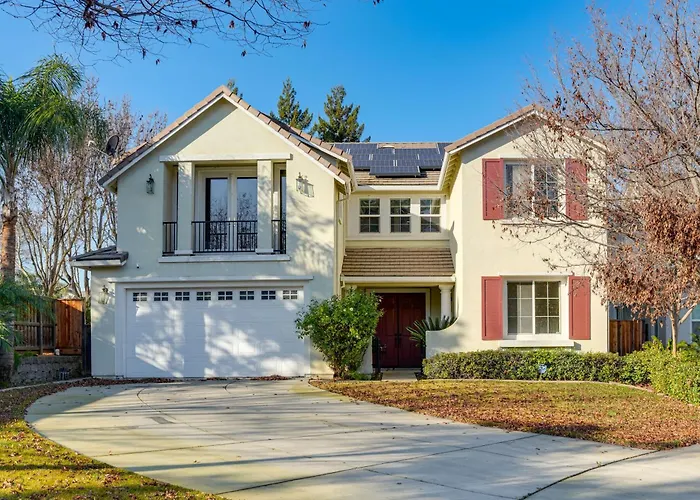 Near Wineries & Parks: Waterfront Tracy Getaway!
