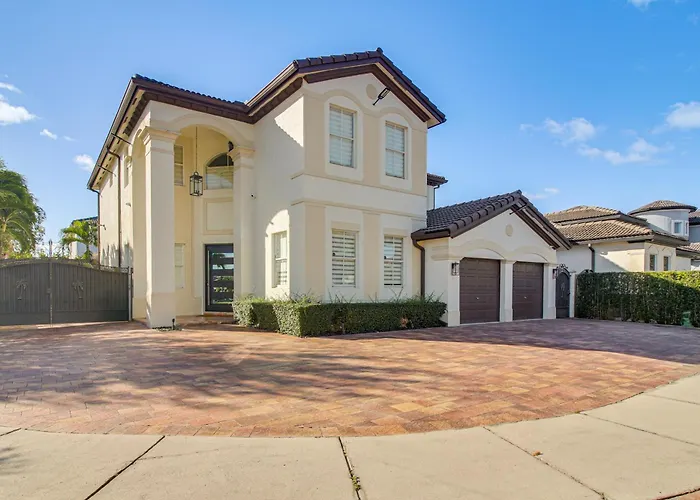 Great For Gatherings! Sleek & Relaxing Hialeah Gem