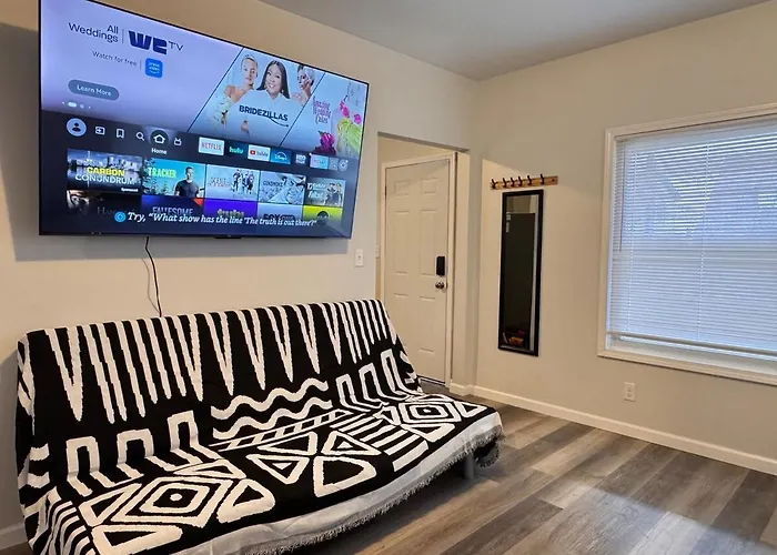 Freshly Renovated 3 Bedroom House With 4 Beds